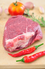 Rohes Steak mit Gewürzen