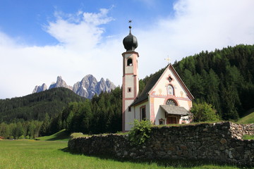 Fototapeta na wymiar kapliczka w Alpy, Dolomity Włochy