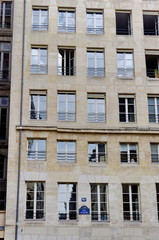 façade avec fenêtres ouvertes et fermées.