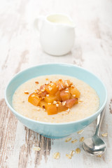 oatmeal with caramelized peaches and yoghurt