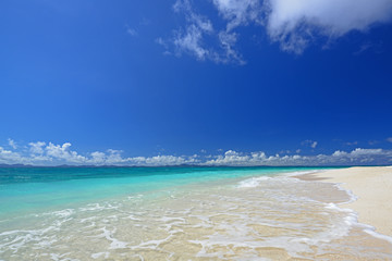 南国沖縄の綺麗な珊瑚の海と夏空