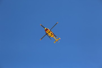 Point jaune sur ciel bleu