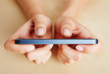 Finger tippen auf Smartphone