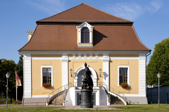 Schlossgarten Zerbst mit Denkmal Katharina der Gro&szlig;en