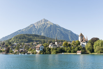 Spiez, Gemeinda am Thunersee mit Niesen, Schweizer Berge