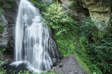 Fototapeta na wymiar Wodospad w lesie, Cavalese - Włochy