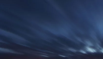 Rolgordijnen Hemelachtergrond - lange blootstelling bij schemering met wolken © TTstudio