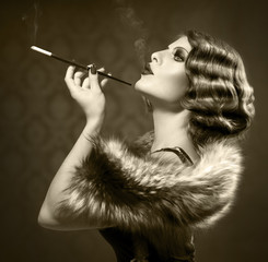 Obraz premium Dymić Retro kobiety. Czarno-białe zdjęcie w stylu vintage