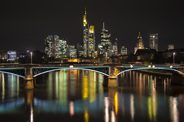 Obraz premium Nachtleben Frankfurt am Main Syline bei Nacht