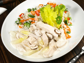 Feines Hühnerfrikassee mit Spargel