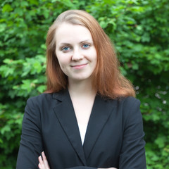 Fototapeta premium Smiling business woman in a park