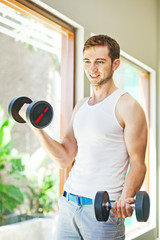 Fototapeta na wymiar man working out in gym 