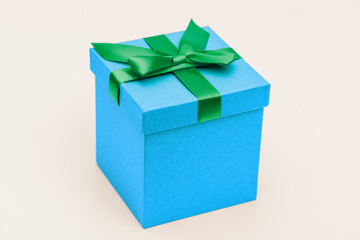 Geschenk mit grüner Schleife