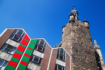 Wohnhäuser und Eckturm des historischen Rathauses in Aachen