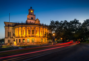 Fototapeta na wymiar Coral Gables City Hall w nocy