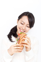 サンドイッチを食べる女の子