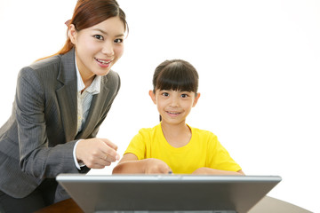パソコンで勉強をする女の子