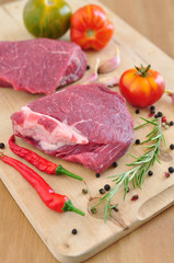 Rohes Steak mit Gewürzen