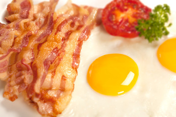 streky bacon and fried eggs