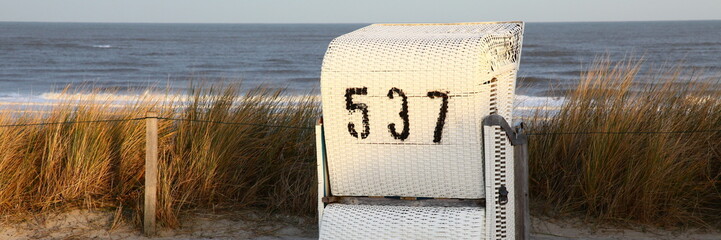 Strandkorb auf Düne bei Sonnenaufgang