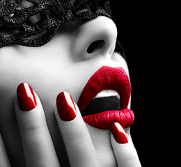 Piękna kobieta z czerwonymi ustami i paznokciami - obrazy, fototapety, plakaty