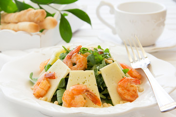 Salad with arugula, shrimp and parmesan cheese.
