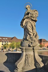 Fototapeta na wymiar Marienstatue Alte Mainbrücke Würzburg