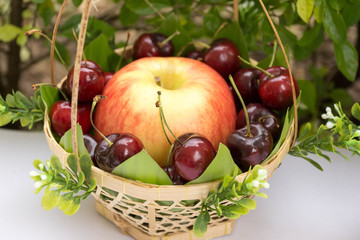 Fototapeta na wymiar The fruits in basket