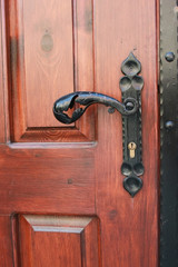 Obraz premium Closeup picture of wooden door with metal handle