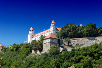 Fototapeta na wymiar Średniowieczny zamek na wzgórzu na tle nieba, Bratysława