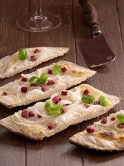 Flammkuchen auf einem Holztablett