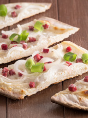 Flammkuchen auf einem Holztablett