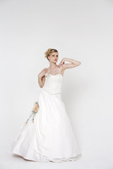 Obraz na płótnie Canvas Beautiful blonde bride wearing wedding dress