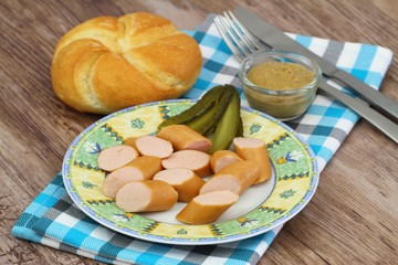 Frankfurters with mustard, gherkin and bread roll