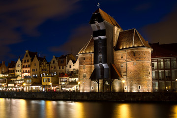 Gdańsk stare miasto nocą. Nad motławą