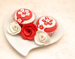 Cupcakes servidos en un plato con forma de corazon