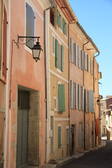 Fototapeta na wymiar Colored houses in the Provence