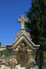 Fototapeta na wymiar Nagrobek z krzyżem ornament na francuskim cmentarzu