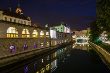 Fototapeta na wymiar Ljubljana, Triple Bridge i rzeki w nocy Ljubljanica