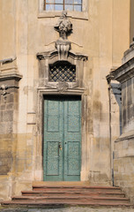 Fototapeta na wymiar Drzwi starym budynku