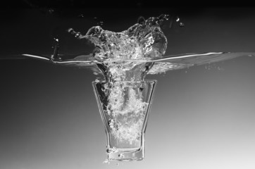 Verre plongeant dans de l'eau