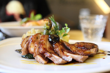 Duck magret with fruit sauce