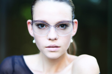 Model mit Brille