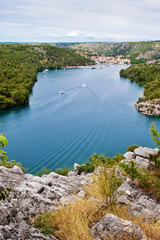 Fototapeta na wymiar Widok miasta Dalmacji Skardin i zatoki w porę.