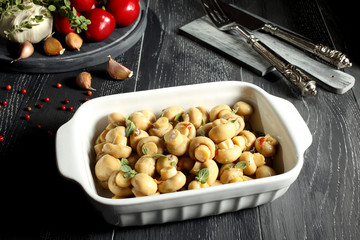 funghi champigon in olio sfondo grigio © denio109