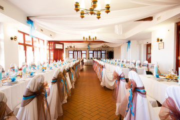 wedding place whith decoratd chairs - mint and brawn decor