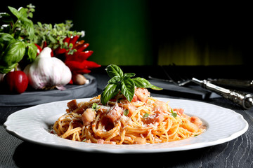 pasta italiana spaghetti amatriciana tavolo grigio sfondo verde