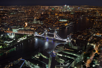Fototapeta na wymiar Londyn w nocy