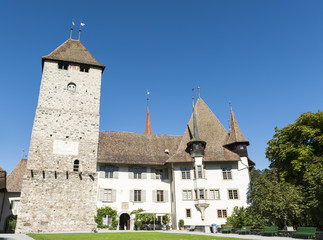 Fototapeta na wymiar Spiez, Schloss Spiez, historisches Gebäude, Thunersee