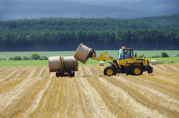 牧草ロールの運搬